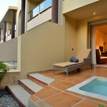 Catalonia Riviera Maya Resort & Spa Puerto Aventuras Exteriér fotografie A swim-out room at the Grand at Moon Palace
