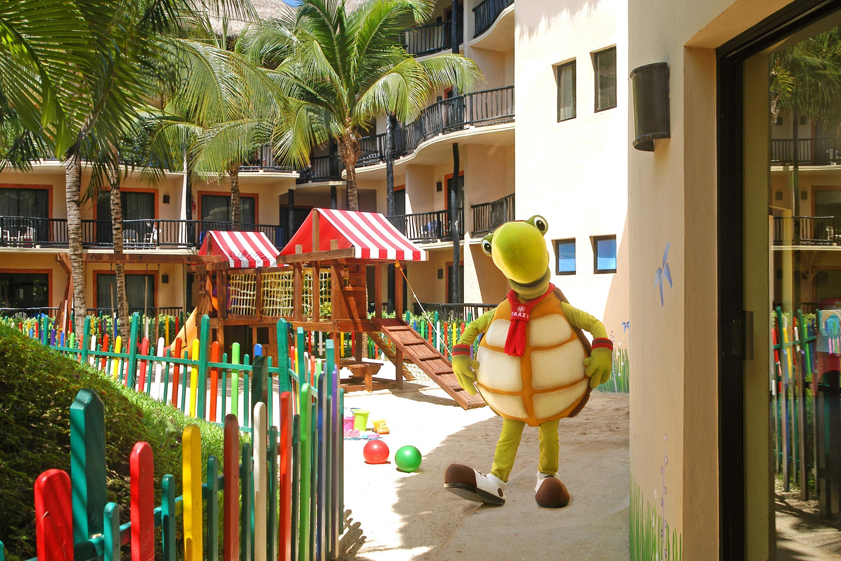 Catalonia Riviera Maya Resort & Spa Puerto Aventuras Exteriér fotografie The resort's mascot, "Tiki", at the children's club