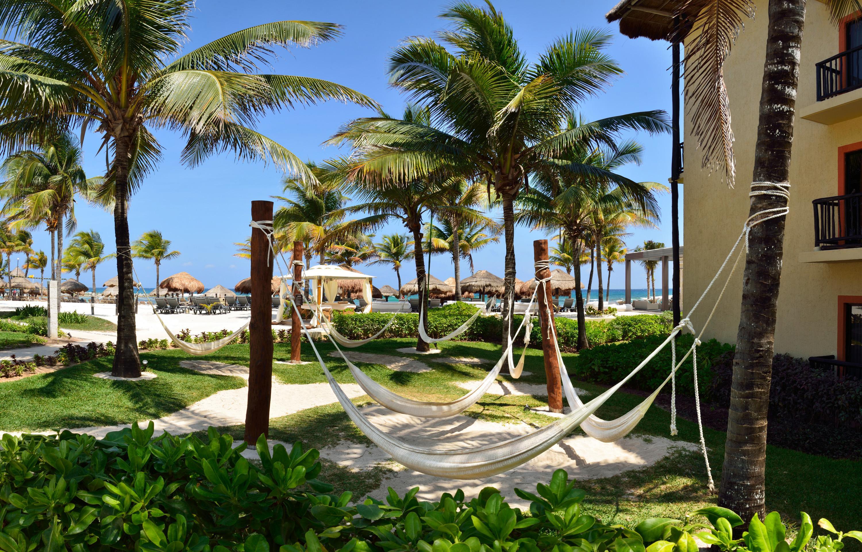Catalonia Riviera Maya Resort & Spa Puerto Aventuras Exteriér fotografie Hammocks at a resort in Cancun, Mexico