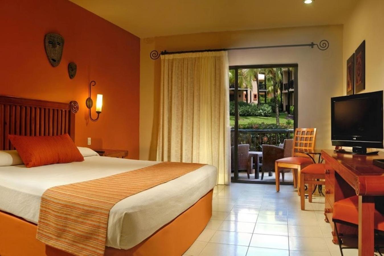 Catalonia Riviera Maya Resort & Spa Puerto Aventuras Pokoj fotografie A room at Iberostar Grand Hotel Bávaro