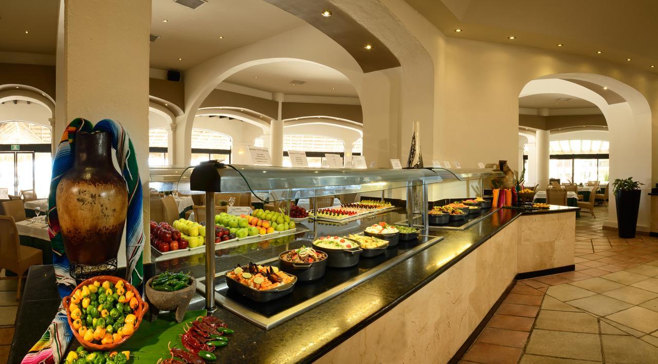 Catalonia Riviera Maya Resort & Spa Puerto Aventuras Exteriér fotografie A buffet at a hotel